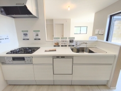 対面キッチなのでリビングにいる家族の様子がうかがえるので小さなお子様がいても安心ですね。
■立川市砂川町6 新築一戸建て■