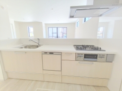 キッチンからリビング全体を見渡せるので、小さなお子様がいらしても様子を見ながら家事ができますね。
■国分寺市高木町3丁目 新築戸建て■