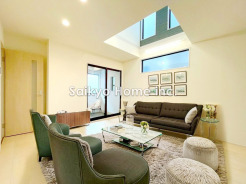 上部吹抜けのある開放的なLDK。注文住宅を思わせるようなオシャレな造りの間取り・仕様。※家具はCG加工しております。■府中市美好町2 新築一戸建て■