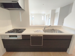 キッチンに立った位置から、リビングにいる家族に目線が届く見守りキッチン!
■立川市幸町4 新築一戸建■