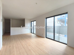 陽光をしっかり取り入れた、明るく広々としたリビング空間。家族団欒の場に最適です。
■立川市幸町4 新築一戸建■