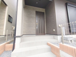 玄関はおうちの顔です。いつも明るくキレイな状態でご家族の帰りをお待ちします。お子様のお留守番にも安心なTVモニター付インターホン完備です。
■八王子市富士見町 新築一戸建て■