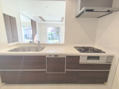 対面キッチなのでリビングにいる家族の様子がうかがえるので小さなお子様がいても安心ですね。
■八王子市富士見町 新築一戸建て■