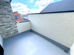 日当たりがよく心地よい風を感じることができるバルコニー。お洗濯やお布団を干すのも快適です。■日野市新井2丁目 新築戸建て■