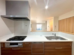 キッチンに立った位置から、リビングにいる家族に目線が届く見守りキッチン!
■府中市府中町3 新築一戸建て■