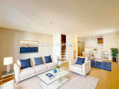 2階リビングのため、日当たり良好!家族が集まるLDKは暖かく快適な空間をご用意しました!※家具等はCG加工しております。
■府中市府中町3 新築一戸建て■