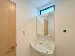 サニタリースペースには窓が備えられております。毎朝の身支度も、陽の光差し込む明るい空間で、快適にお使い頂けそうです。
■府中市府中町3 新築一戸建て■