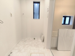 サニタリースペースには窓が備えられております。毎朝の身支度も、陽の光差し込む明るい空間で、快適にお使い頂けそうです。
■昭島市朝日町3 新築一戸建て■