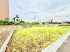 南向きの住宅は日当たりも良好。晴れの日はバルコニーでたっぷりと洗濯物を干すことができ家事もはかどりますよ。■府中市白糸台1 売地■