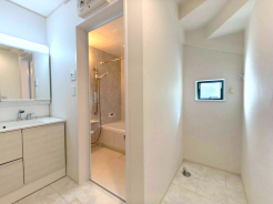 大きな三面鏡がついた洗面化粧台。鏡の裏にも収納があり洗面台がすっきりと片付きます。朝の身支度にも大変便利です。
■府中市矢崎町4丁目 新築戸建て■