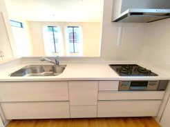 白を基調にした清潔感あふれるキッチン。広々としたシステムキッチンは使いやすく、家事仕事もはかどりそうですね。
■府中市矢崎町4丁目 新築戸建て■