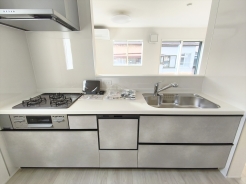 対面キッチなのでリビングにいる家族の様子がうかがえるので小さなお子様がいても安心ですね。
■立川市砂川町7 新築一戸建て■