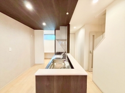 足元から部屋全体を暖めるガス式温水床暖房はスイッチONで暖かくなります。電気式に対し床面温度が比較的均一に温まります。温度差によって放熱するので放熱量は小さく低温やけどの心配も少ないです。■府中市若松町3 新築一戸建て■