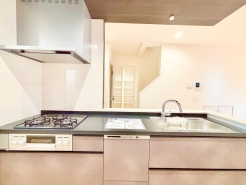 食洗機設置のシステムキッチン。人造大理石トップは、パン作りやお菓子作りの際もそのまま調理台として使用できます。お子様と一緒にホームメイドはいかがですか?■府中市若松町3 新築一戸建て■