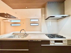 キッチンからリビング全体を見渡せるので、小さなお子様がいらしても様子を見ながら家事ができますね■府中市若松町3丁目 新築戸建て■