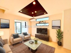 リビングを中心とした家族のコミュニケーションを作り出すリビング階段。お子様の「ただいま」の声を、顔を会わせて聞くことができます。大きな窓を配置し明るく開放感ある設計です。※家具等はCG加工しております■府中市若松町3丁目 新築戸建て■