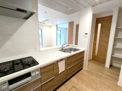 キッチンには食器洗い乾燥機や蛇口一体型浄水器を搭載。見た目も美しく大容量の収納も魅力的なシステムキッチンを採用しています。
■八王子市小門町 新築一戸建■