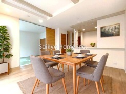 大画面TVも余裕、インテリアプランが考えやすいワイドなリビング。対面キッチンでリビングにいるお子さまにも目が届きます。※家具はCG加工しております。
■八王子市小門町 新築一戸建■