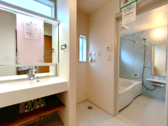 シンプルかつ機能性も追求した使い勝手の良い洗面台。広めで使いやすくお手入れもカンタン。いつでもすっきり清潔に保てます。
■八王子市小門町 新築一戸建■