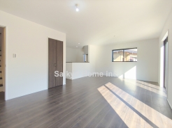 20帖の広々LDK。南に面した窓からは暖かな陽光がたっぷり差し込みます。また通気性にも優れた設計です。
■八王子市めじろ台3 新築一戸建■