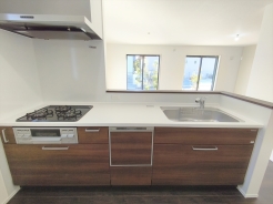 お料理やお茶の準備をしながらリビングが見渡せる対面式キッチン。家族の中心スペース、リビングダイニングキッチンは自然とコミュニケーションが取れる設計となっております。
■八王子市めじろ台3 新築一戸建■