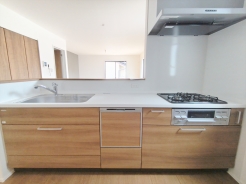 お料理やお茶の準備をしながらリビングが見渡せる対面式キッチン。家族の中心スペース、リビングダイニングキッチンは自然とコミュニケーションが取れる設計となっております。
■八王子市めじろ台3 新築一戸建■