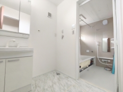 大きな三面鏡がついた洗面化粧台。鏡の裏にも収納があり洗面台がすっきりと片付きます。朝の身支度にも大変便利です。
■八王子市めじろ台3 新築一戸建■