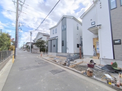 穏やかな雰囲気漂う、緑と調和した街並みに建つ新築一戸建て。
■小平市花小金井5 新築一戸建■