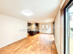 住まいの中心となるリビング・ダイニングは、一体感のある対面型のキッチンと合わせ、パントリーを含め22帖。ゆったりとしたスペースを確保しています。朝の光に満ちた食卓で家族揃っての朝食もいいですね■府中市四谷3 新築一戸建て■