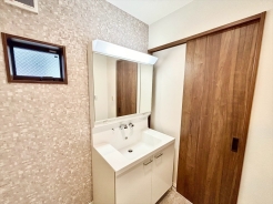 大きな三面鏡がついた洗面化粧台。鏡の裏にも収納があり洗面台がすっきりと片付きます。朝の身支度にも大変便利です。■府中市四谷3 新築一戸建て■