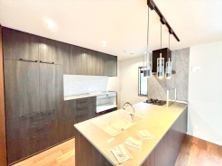 食器洗浄乾燥機、ビルトイン浄水器が装備された対面式カウンターキッチン。リビングが見渡せる設計は、小さなお子様がいるご家庭でも料理をしながら様子が伺える安心設計■府中市四谷3 新築一戸建て■