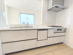 会話を楽しみながら料理もはかどる、使いやすいカウンターキッチンです。
■日野市栄町4 新築一戸建■