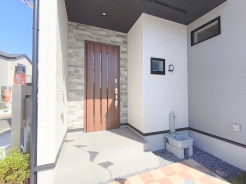 玄関はおうちの顔です。いつも明るくキレイな状態でご家族の帰りをお待ちします。お子様のお留守番にも安心なTVモニター付インターホン完備です。
■日野市栄町4 新築一戸建■