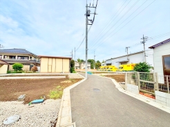 前面道路は4.5m。お車の出し入れもラクラクです。■府中市多磨町2 新築一戸建て■