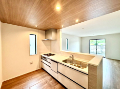 リビングを見渡せる対面キッチンはビルトイン食洗機付きで後片付けもスムーズに。
■多摩市貝取 新築一戸建て■