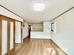 一日の中で多くの時間を過すことになるリビングダイニングだからこそ、いつも穏やかな空間であることが必然。爽やかな通風と採光を存分に感じる事が出来る空間です。
■府中市新町3丁目 新築戸建て■