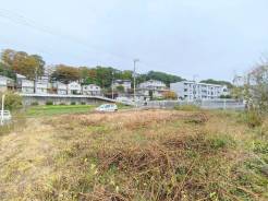 標準建物価格は1450万円。木造2階建て100.19平方メートル(30.25坪)※参考価格です。■多摩市乞田 条件付き売地 全3区画■