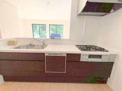 キッチンに立った位置から、リビングにいる家族に目線が届く見守りキッチン!
■小平市小川町1 新築一戸建■