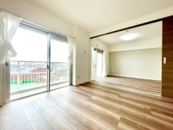 家族が集う南向きの明るいリビングは光と風の差し込む心地よい空間です。快適にお過ごしいただけます!■三鷹市牟礼6 中古マンション■