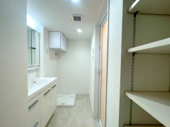 収納力と機能性に優れたお手入れラクラク三面鏡洗面化粧台です。朝の身支度にも大活躍!■三鷹市牟礼6 中古マンション■