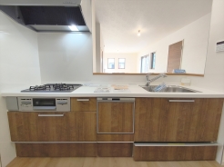 家族が集まるリビングダイニングキッチンは自然とコミュニケーションが取れる設計となっております。
■八王子市富士見町 新築一戸建■