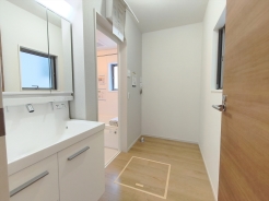 清潔なパウダールームは身だしなみチェックや肌のお手入れに最適です。収納もあり、スッキリと見映えの良い空間に拵えました。時間に余裕とゆとりを持たせます。
■八王子市富士見町 新築一戸建■