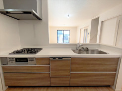 キッチンからリビング全体を見渡せるので、小さなお子様がいらしても様子を見ながら家事ができますね。
■昭島市郷地町2 新築一戸建て■