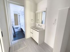 サニタリースペースには窓が備えられております。毎朝の身支度も、陽の光差し込む明るい空間で、快適にお使い頂けそうです。
■日野市上田 新築一戸建■