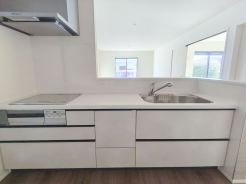 キッチンに立った位置から、リビングにいる家族に目線が届く見守りキッチン!
■日野市上田 新築一戸建■