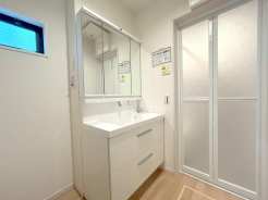 清潔なパウダールームは身だしなみチェックや肌のお手入れに最適です。収納もあり、スッキリと見映えの良い空間に拵えました。時間に余裕とゆとりを持たせます。
■国立市中3 新築一戸建■