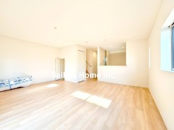 家族が集う南向きの明るいリビングは光と風の差し込む心地よい空間です。快適にお過ごしいただけます!
■多摩市桜ヶ丘1 新築一戸建■