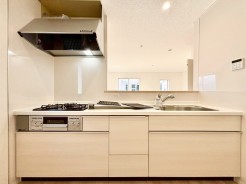 ご家族との会話を楽しみながらお料理のできる対面キッチン。ワイドシンクで調理スペースも広々とお使いになれます
■多摩市桜ヶ丘1 新築一戸建■