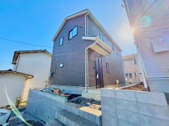 街に溶けこみ美しい景観を生み出すこの邸宅は採光や風通しまで考え抜いて造りあげました。
■多摩市桜ヶ丘1 新築一戸建■