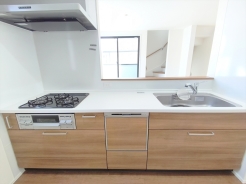 キッチンからリビング全体を見渡せるので、小さなお子様がいらしても様子を見ながら家事ができますね■八王子市子安町1 新築一戸建■